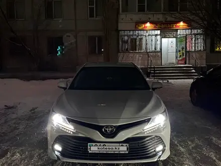 Toyota Camry 2019 года за 12 800 000 тг. в Актобе – фото 3