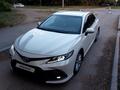 Toyota Camry 2021 года за 12 400 000 тг. в Караганда – фото 2