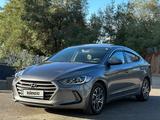Hyundai Elantra 2018 года за 7 450 000 тг. в Семей