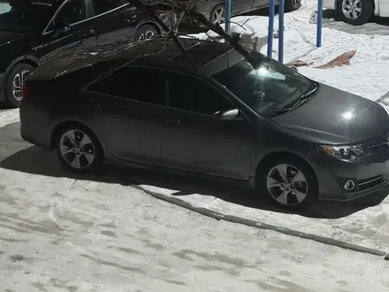 Toyota Camry 2014 года за 5 555 555 тг. в Актобе – фото 2