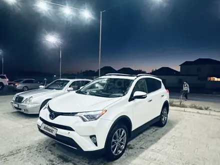 Toyota RAV4 2018 года за 11 000 000 тг. в Жанаозен