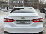Toyota Camry 2021 года за 12 600 000 тг. в Караганда – фото 2