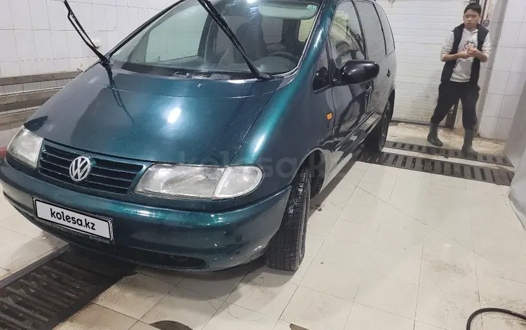 Volkswagen Sharan 1997 года за 3 000 000 тг. в Уральск