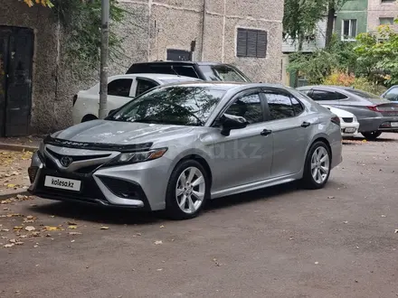 Toyota Camry 2021 года за 13 000 000 тг. в Алматы