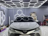 Toyota Camry 2018 года за 12 300 000 тг. в Костанай – фото 2