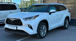 Toyota Highlander Luxe 2023 года за 26 200 000 тг. в Астана