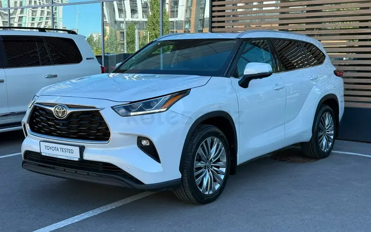 Toyota Highlander Luxe 2023 года за 26 200 000 тг. в Астана