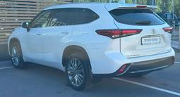 Toyota Highlander Luxe 2023 года за 26 200 000 тг. в Астана – фото 2