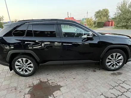 Toyota RAV4 2021 года за 21 300 000 тг. в Уральск – фото 4