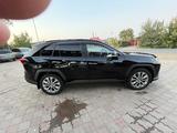 Toyota RAV4 2021 годаүшін21 300 000 тг. в Уральск – фото 3