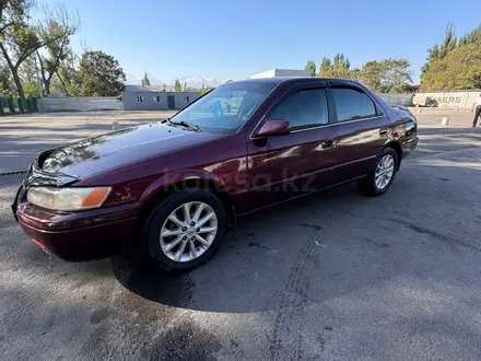 Toyota Camry 1997 года за 3 200 000 тг. в Алматы – фото 2