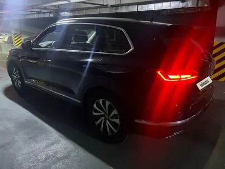 Volkswagen Touareg 2022 года за 27 000 000 тг. в Алматы – фото 2