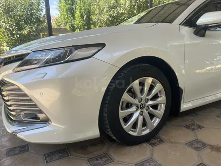 Toyota Camry 2018 года за 14 000 000 тг. в Шымкент – фото 3