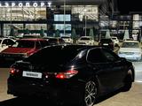 Toyota Camry 2019 года за 11 200 000 тг. в Шымкент – фото 2