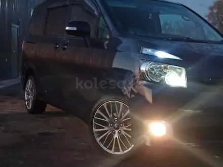 Toyota Voxy 2007 года за 5 000 000 тг. в Караганда