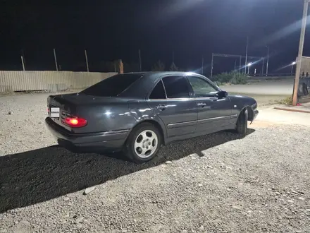 Mercedes-Benz E 280 1997 года за 3 000 000 тг. в Туркестан – фото 3