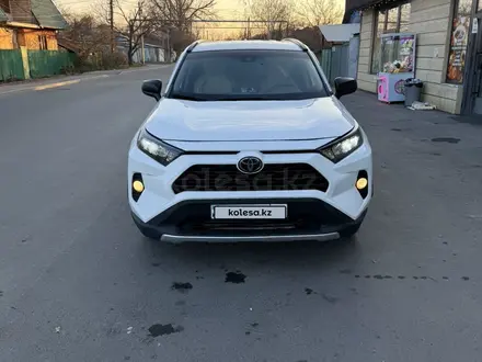 Toyota RAV4 2020 года за 11 500 000 тг. в Алматы