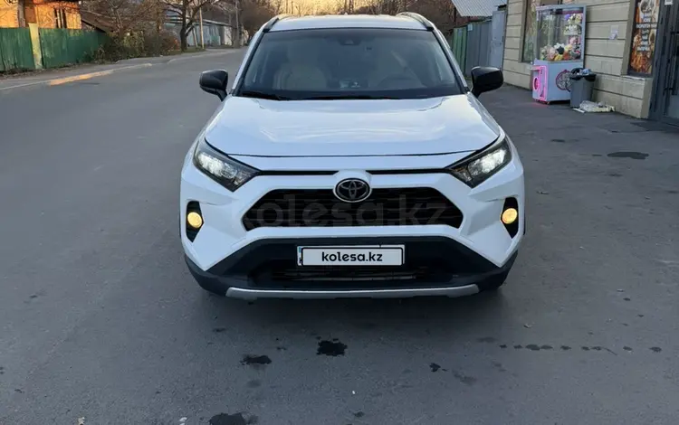 Toyota RAV4 2020 года за 11 500 000 тг. в Алматы