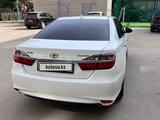 Toyota Camry 2015 года за 14 500 000 тг. в Актобе – фото 3