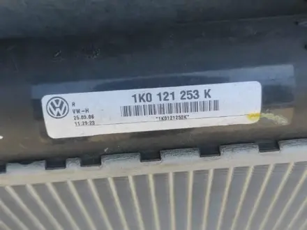 Радиатор охлаждения основной на VW Passat B6 B7 VAG есть разные за 40 000 тг. в Алматы – фото 9