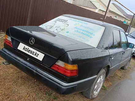 Mercedes-Benz E 220 1991 года за 1 100 000 тг. в Уральск – фото 4