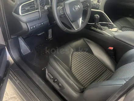 Toyota Camry 2018 года за 9 000 000 тг. в Жанаозен – фото 4