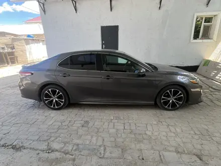 Toyota Camry 2018 года за 9 000 000 тг. в Жанаозен – фото 2