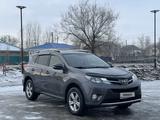 Toyota RAV4 2015 года за 11 200 000 тг. в Актобе – фото 2