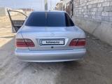 Mercedes-Benz E 320 2001 года за 4 500 000 тг. в Туркестан – фото 2
