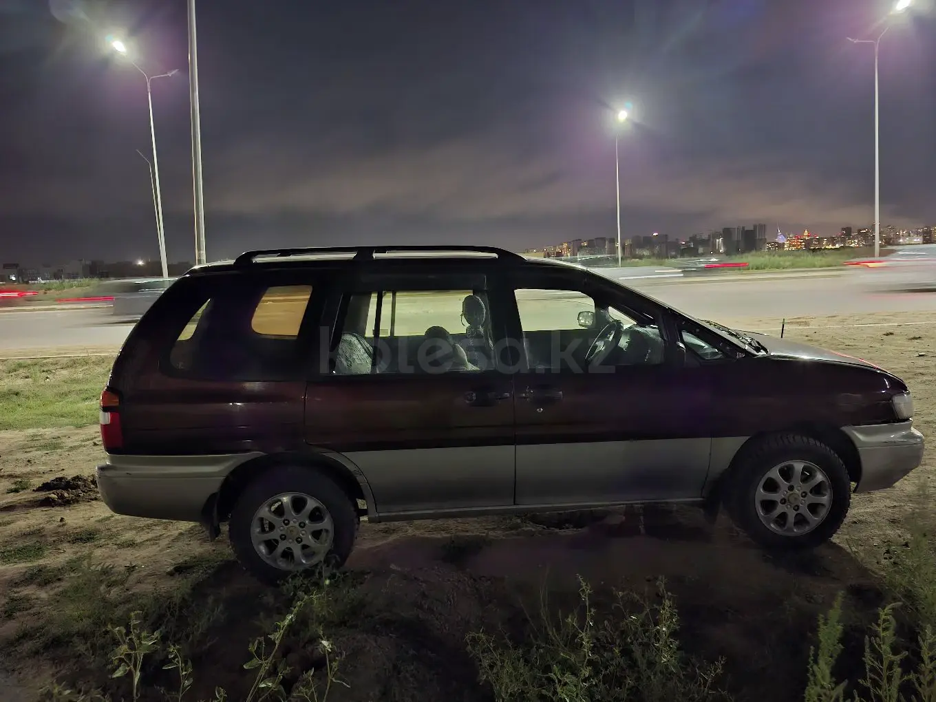 Nissan Prairie Joy, 1996