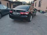 Toyota Camry 2018 года за 8 000 000 тг. в Актобе – фото 4
