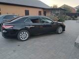 Toyota Camry 2018 года за 8 000 000 тг. в Актобе – фото 5