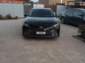 Toyota Camry 2018 года за 8 000 000 тг. в Актобе – фото 2