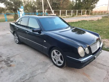 Mercedes-Benz E 320 1997 года за 2 500 000 тг. в Тараз – фото 2