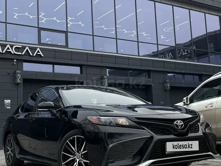 Toyota Camry 2022 года за 14 500 000 тг. в Алматы – фото 2