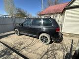 Volkswagen Touareg 2006 года за 4 000 000 тг. в Астана – фото 2