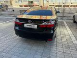 Toyota Camry 2018 года за 13 750 000 тг. в Актобе – фото 2