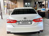 Toyota Camry 2018 года за 14 600 000 тг. в Шымкент – фото 4