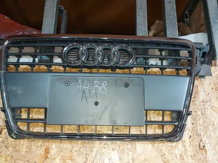 Решётка радиатора на Ауди А4 Б8 Audi A4 07-11 решетка оригинал, привозная за 50 000 тг. в Алматы