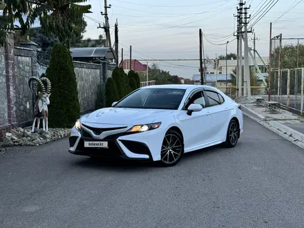 Toyota Camry 2022 года за 13 500 000 тг. в Алматы – фото 2