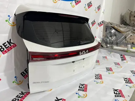 Крышка багажника KIA Seltos 2019-2025 ORIGINAL (белый) за 10 000 тг. в Алматы – фото 3