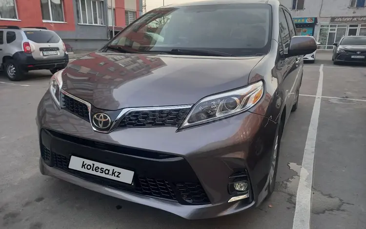 Toyota Sienna 2015 годаfor14 300 000 тг. в Алматы