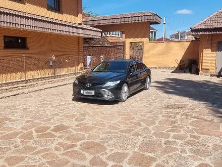 Toyota Camry 2019 года за 16 000 000 тг. в Актобе – фото 2