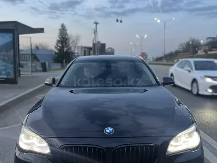 BMW 740 2013 года за 10 000 000 тг. в Алматы – фото 24