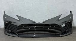 Бампер передний с нижней решеткой на TOYOTA CAMRY за 160 000 тг. в Алматы