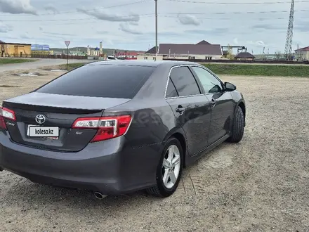 Toyota Camry 2014 года за 6 200 000 тг. в Уральск – фото 2