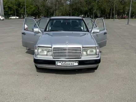 Mercedes-Benz E 260 1991 года за 1 350 000 тг. в Талдыкорган – фото 2