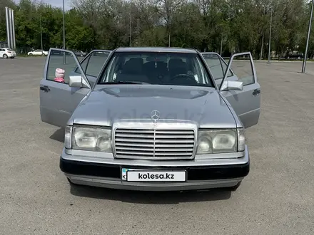 Mercedes-Benz E 260 1991 года за 1 350 000 тг. в Талдыкорган
