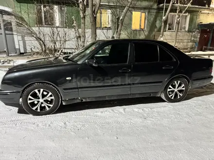 Mercedes-Benz E 280 1997 года за 2 900 000 тг. в Караганда – фото 3