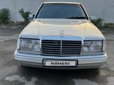 Mercedes-Benz E 220 1993 года за 1 800 000 тг. в Тараз – фото 2